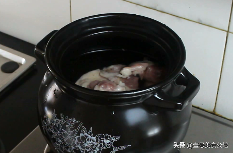 蹄髈炖汤怎么做好吃（5步走策略教你做黄豆炖蹄髈）