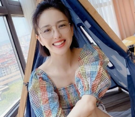 佟丽娅状态真不错,身穿彩色泡泡袖配眼镜,清纯气质像极了大学生