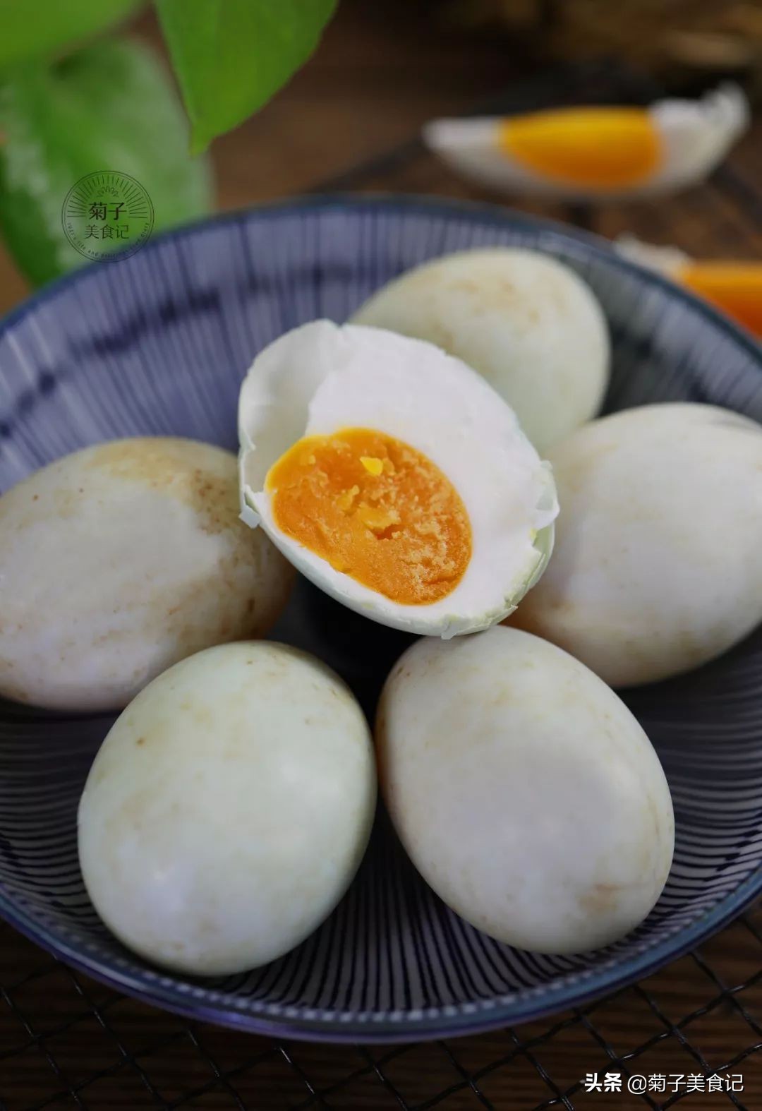教你在家腌制好吃的咸鸭蛋,做法简单,出油鲜香