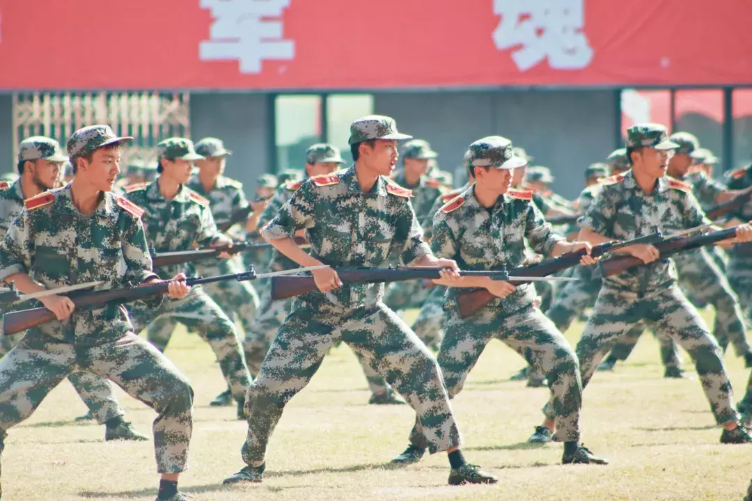 2019级中南大学本科新生完成军训，雄姿英发展风采！