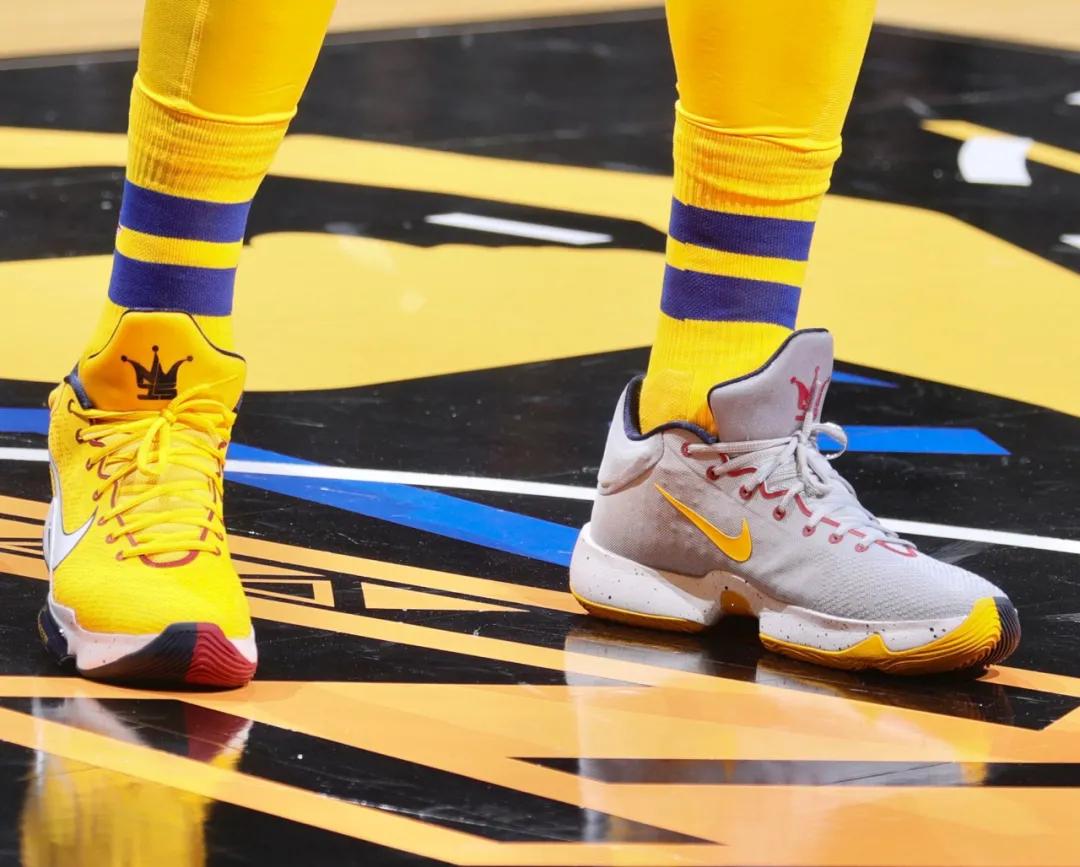 0 evo球鞋上还印着麦迪的寄语:"humble & hungry"快船球星伦纳德上脚
