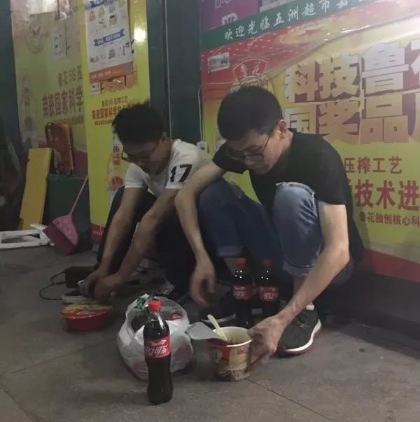 这家奶茶店爆红三四线，“逆袭”一点点，85后创始人身家过亿