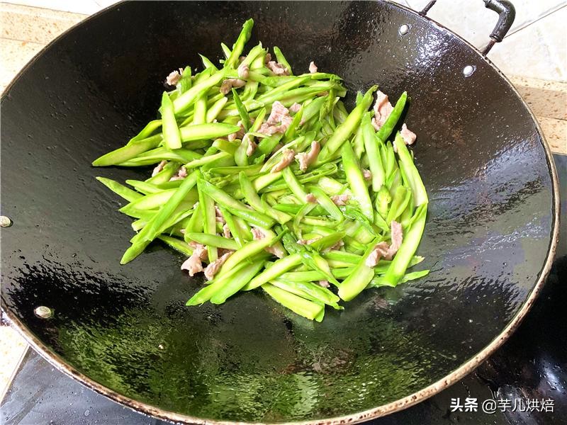 炒芦笋有诀窍，多加一步，色泽翠绿，脆嫩爽口不涩嘴，好吃又下饭