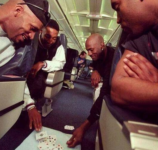 nba球员为什么要坐下来（揭秘NBA球星坐飞机都在干啥！姚明很安静 罗德曼本性难移）