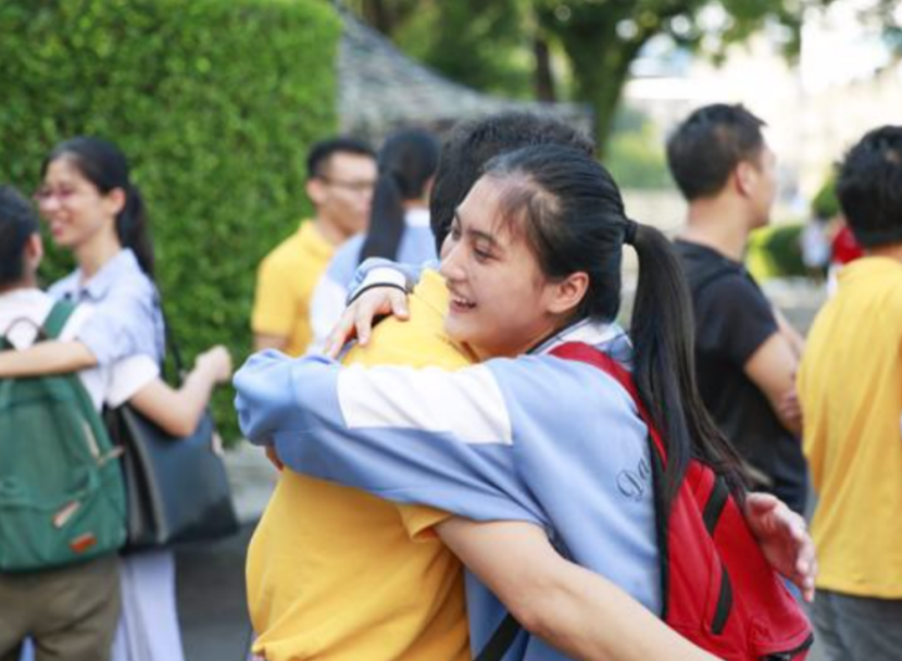 巾帼不让须眉，苗家女714分勇夺文科状元，说：要听自己的声音