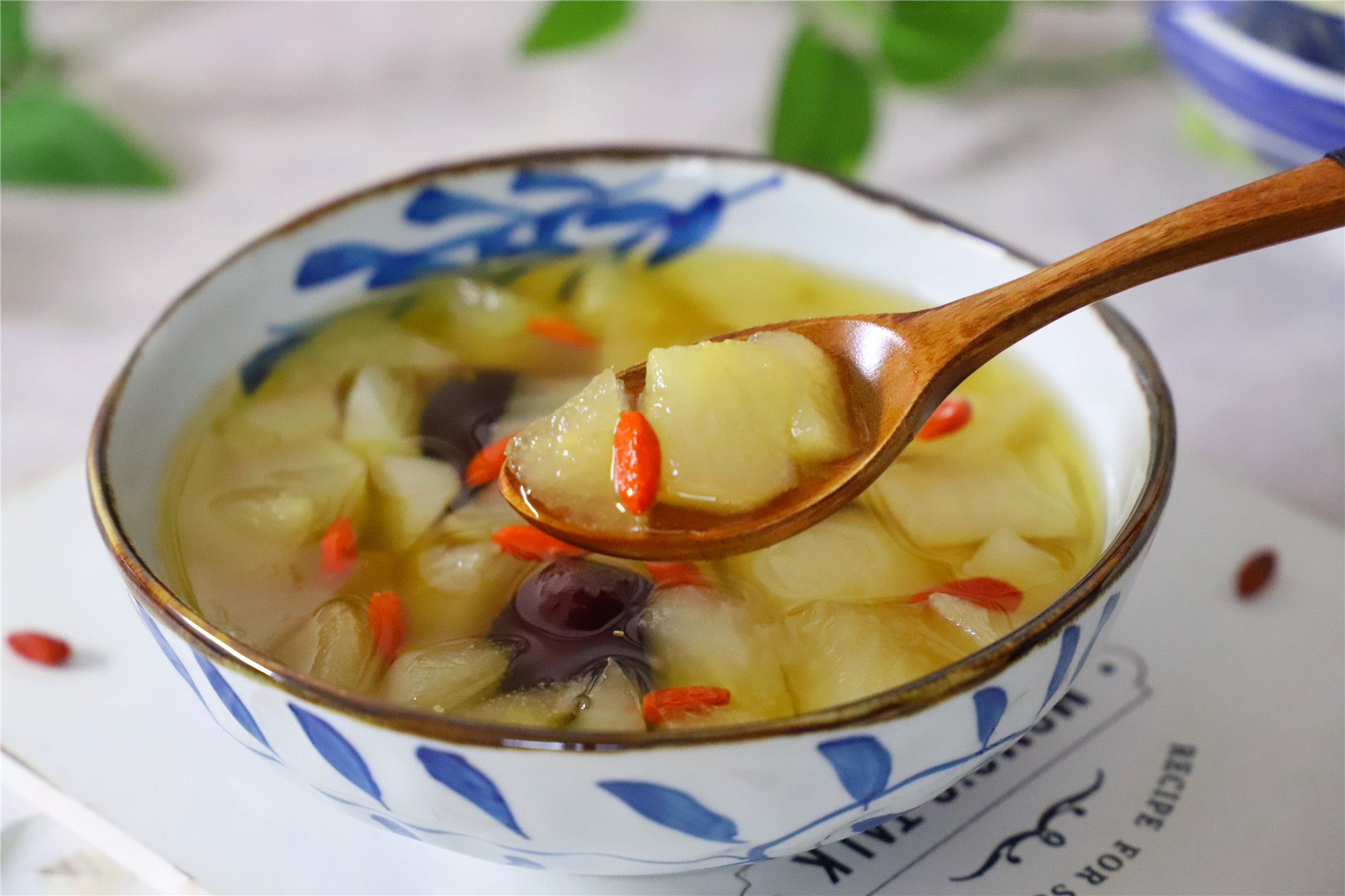 秋冬天气干燥多喝汤,用白萝卜和雪梨简单一炖,清甜滋润又下火