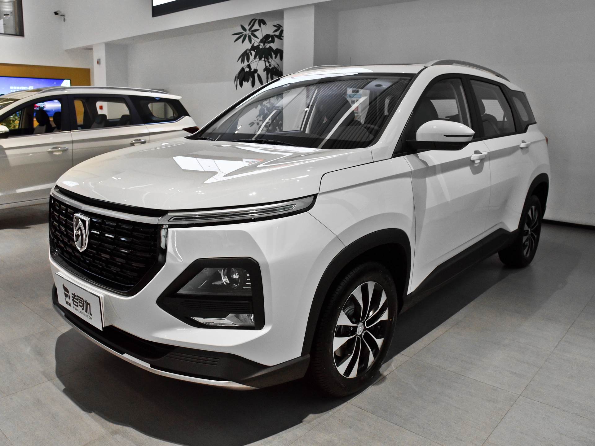 比它实惠的6座suv可没多少了,还是自动挡,带你看宝骏530