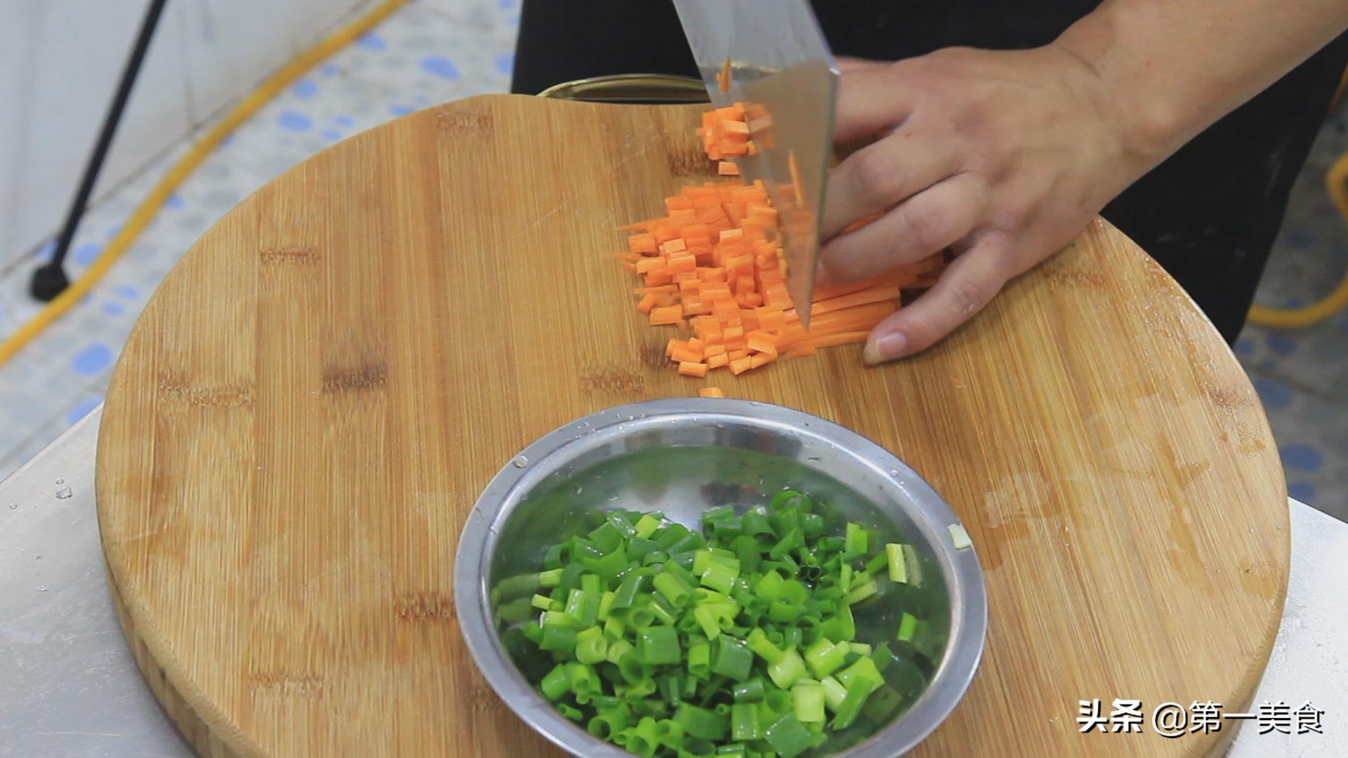 面粉怎么做煎饼（教你用两个食材快速做出鸡蛋煎饼）