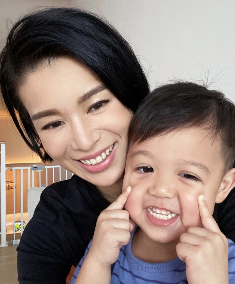 胡杏儿带长子注射疫苗，Brendan笑容帅气，自称不疼很淡定