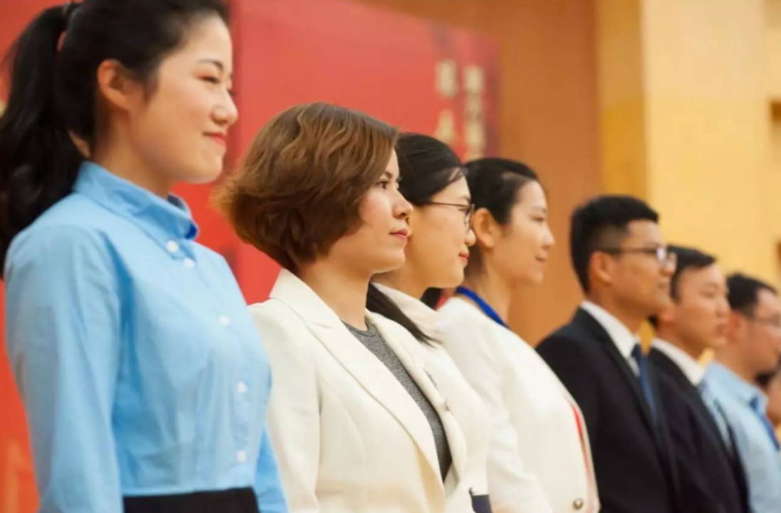 大学辅导员工资竟然这么高！打工人实名羡慕，难怪那么多人竞争