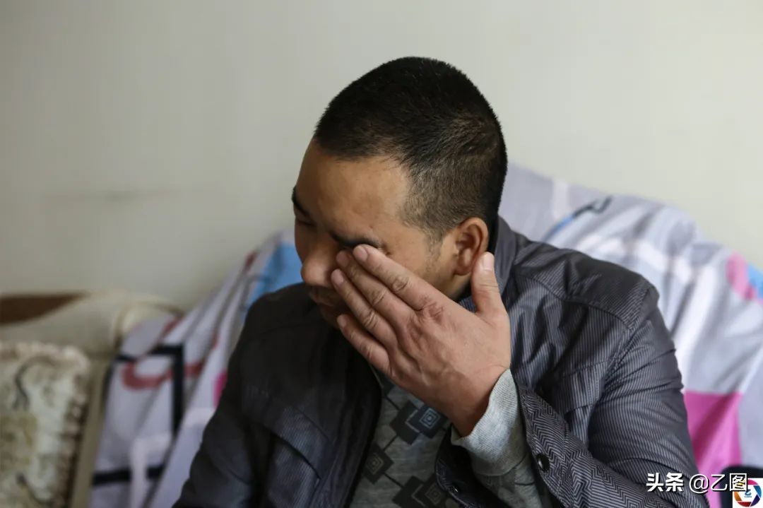 男子街头边啃馒头边流泪,他唯一的儿子危在旦夕,却无能为力
