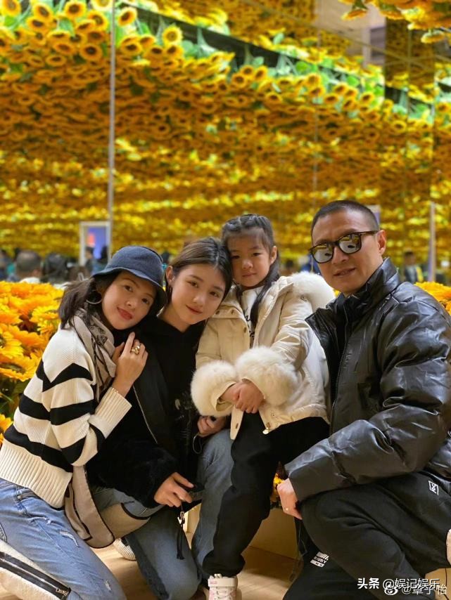 章子怡一家五口看画展，小苹果化淡妆气质出众，弟弟画画背影超萌