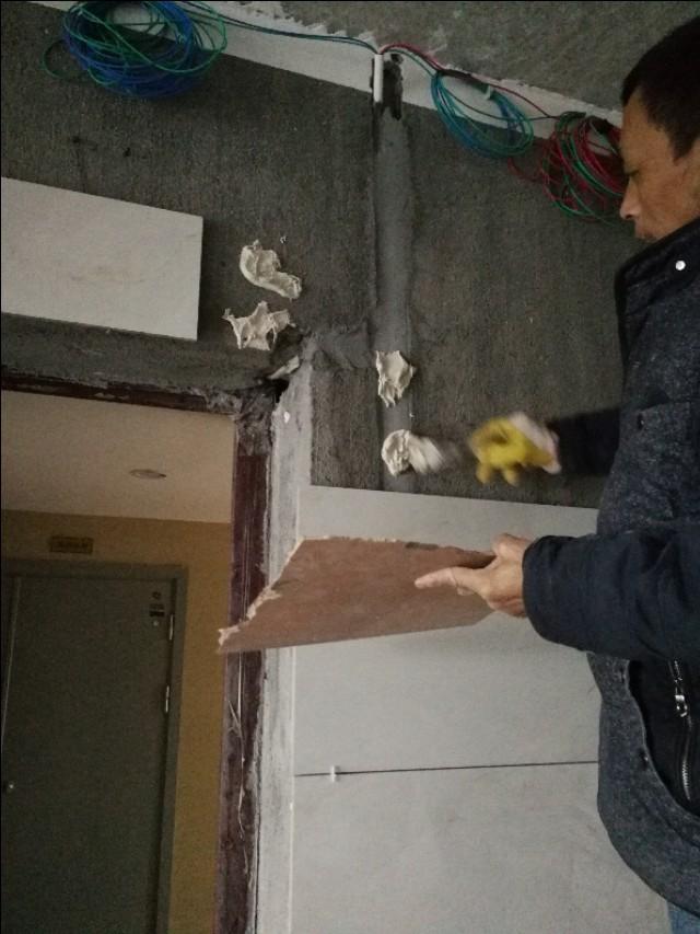 见到贴砖师傅客厅墙砖这样贴，给他500一天不为过