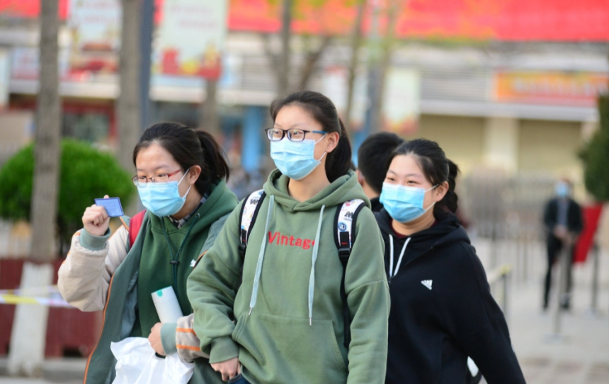 高考再现“黑马大学”，明明是二本院校，投档线却仅次于清北