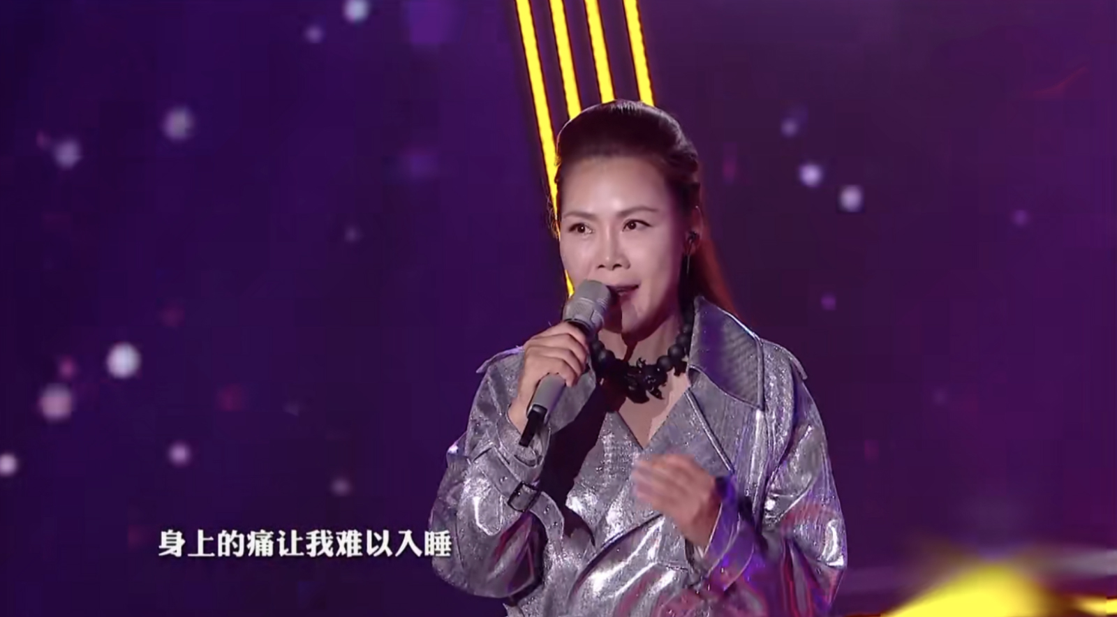 53岁田震复出首秀(田震复出首秀唱《执着》,一开嗓