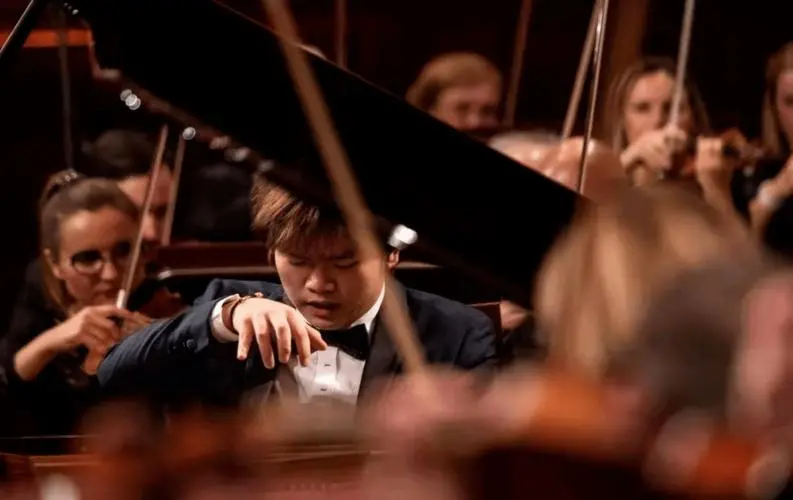 肖赛决赛圈唯一中国选手饶灏，师出星海，父母卖水果供他学琴