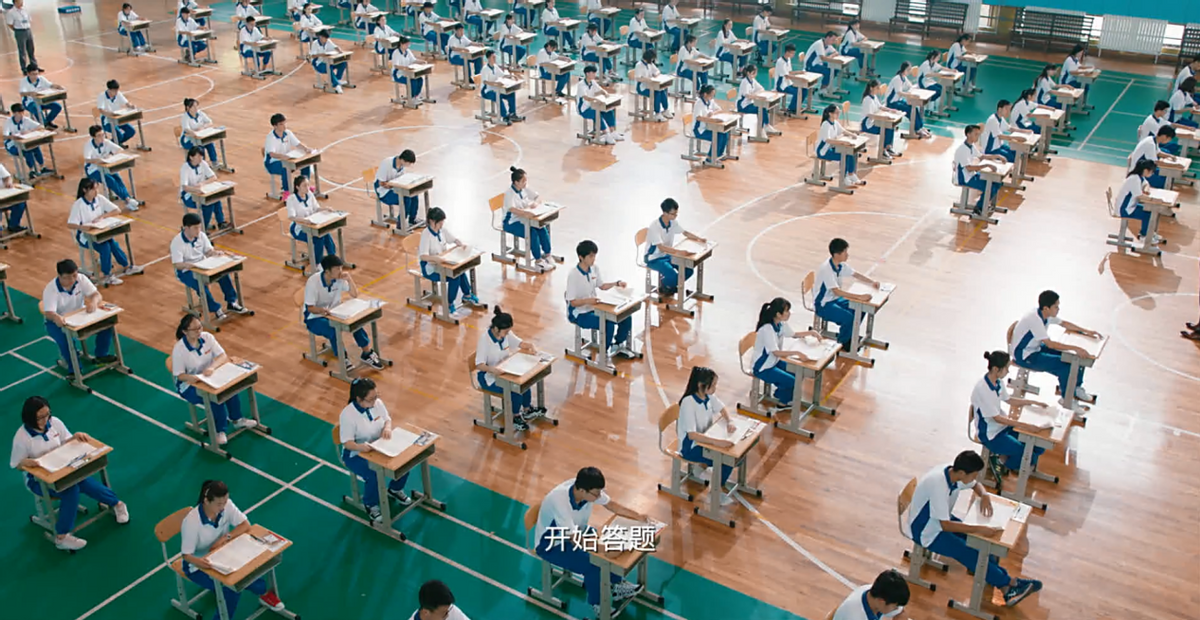 高考前撕书喊楼，没什么值得批判的