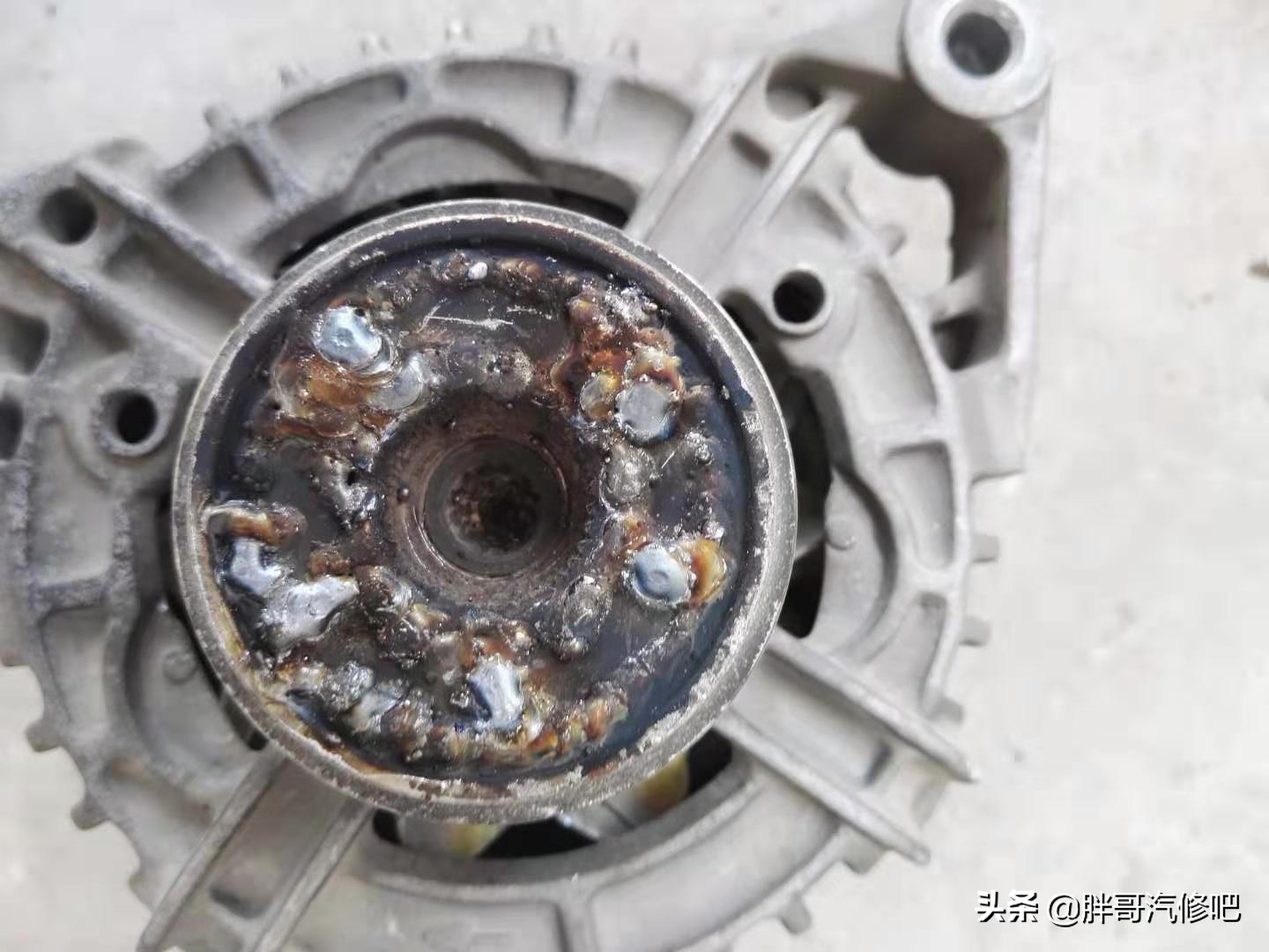 奥迪A6单向轮发电机维修，车主表示省钱才是硬道理