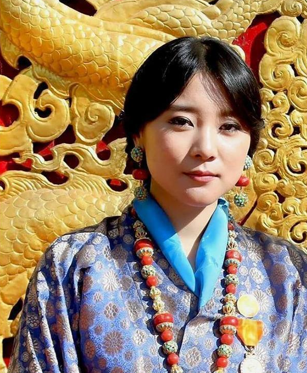 不丹国王和4个王后真实(不丹最美四王母:姐妹4人一起嫁国王,女儿嫁