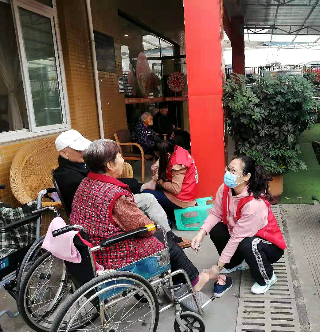众扶高新志愿者养老院里服务忙