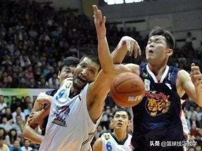 得过NBA篮球总冠军戒指的中国人（首位在NBA拿到总冠军的中国球员！如今45岁的他又夺得总冠军）