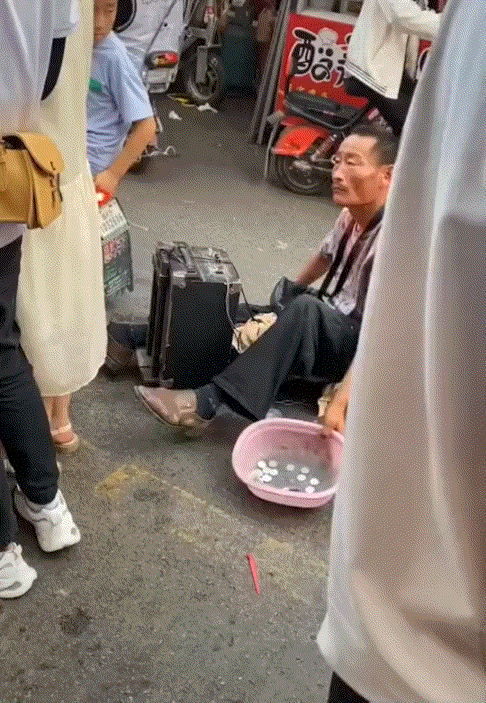 武大郎烧饼做法(我冲着店里喊：武大郎快给我来一块烧饼)