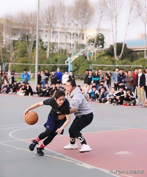 中国足球美女裁判(中国最美裁判亓浩，一位气质甜美、清新脱俗的妹子，近照美出天际)