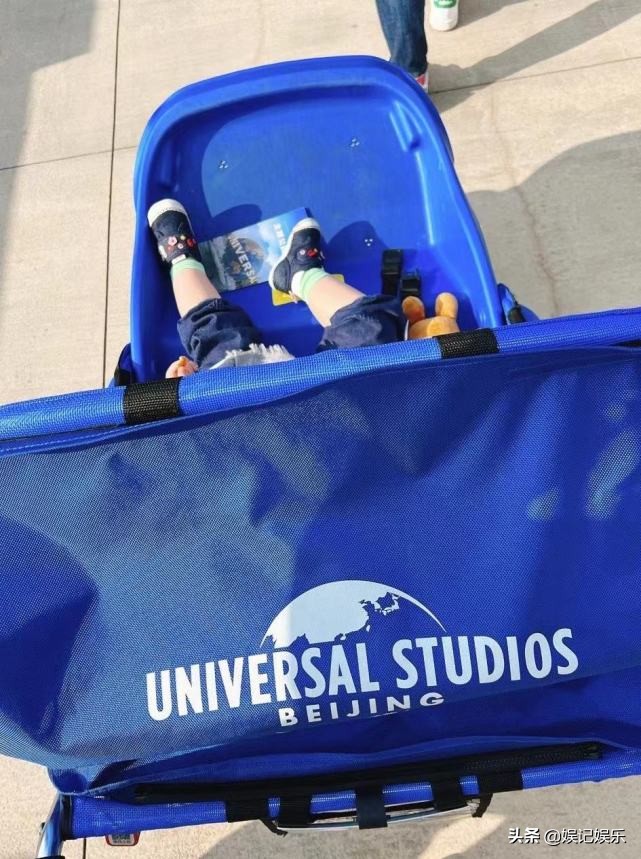 向佐一家逛环球影城，cora在爸爸怀里熟睡，郭碧婷身形变圆润