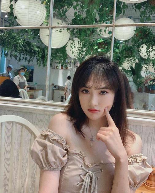 千亿富二代姚安娜和众名媛同框，她站在最中间，富豪朋友圈曝光