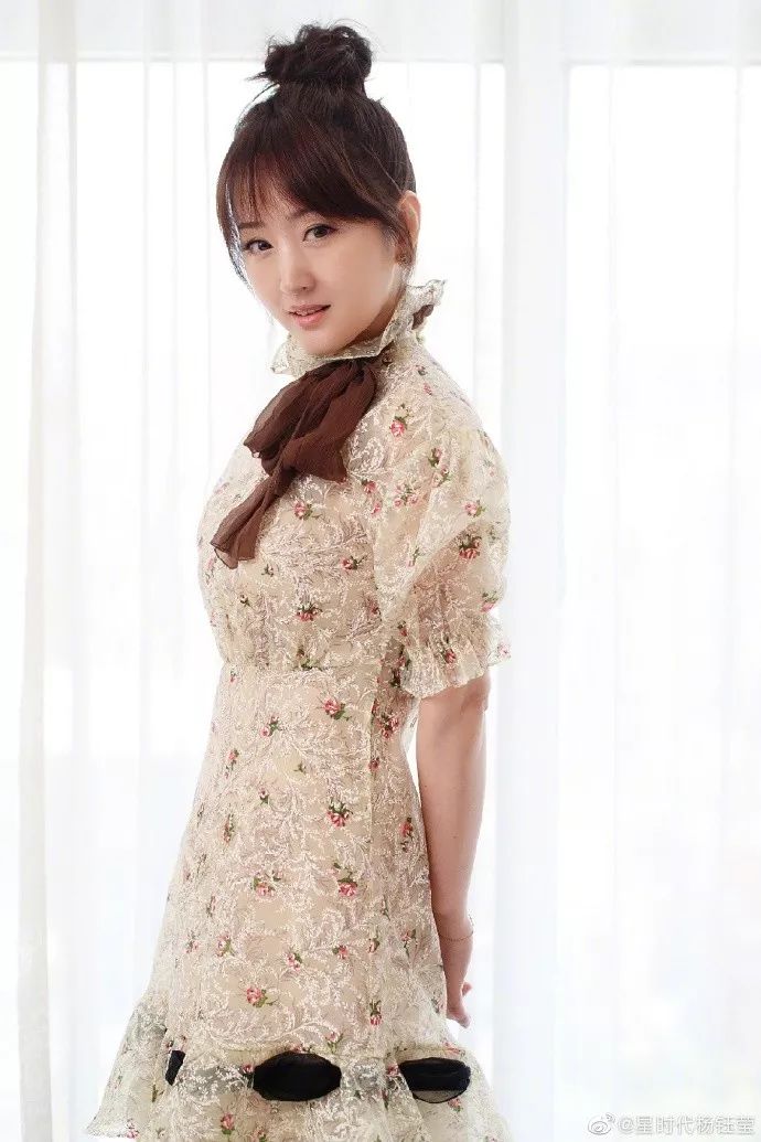 杨钰莹玉女形象幻灭！脸僵身材发福快撑爆西装，48岁仍憧憬爱情