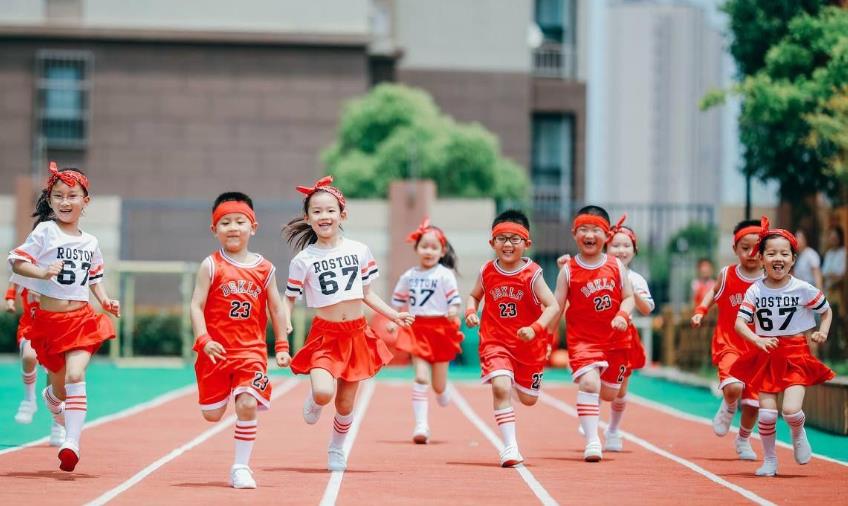 幼儿园创意毕业照不输大学生，家长看后喜笑颜开，一群小大人