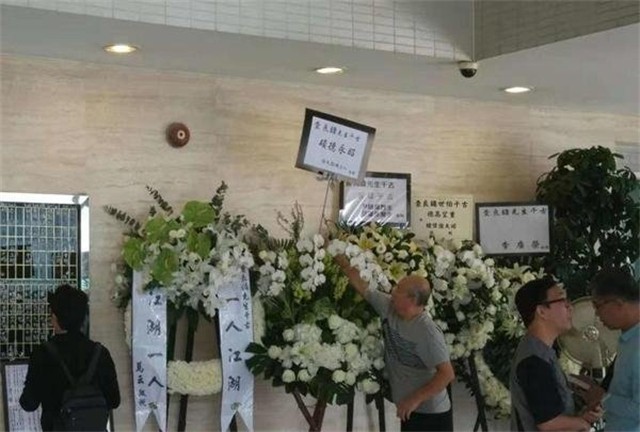 3年前金庸逝世，书迷自发赶到医院，次子捧遗像送父亲最后一程