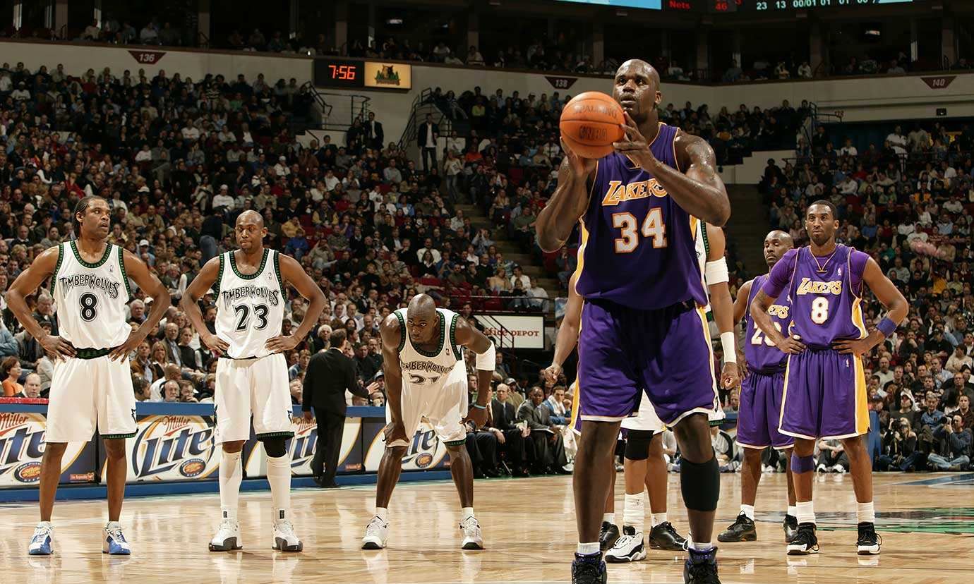 篮球罚球为什么两边站人(NBA球员罚球时，第一罚也不用抢篮板，为何还要在两边站球员？)