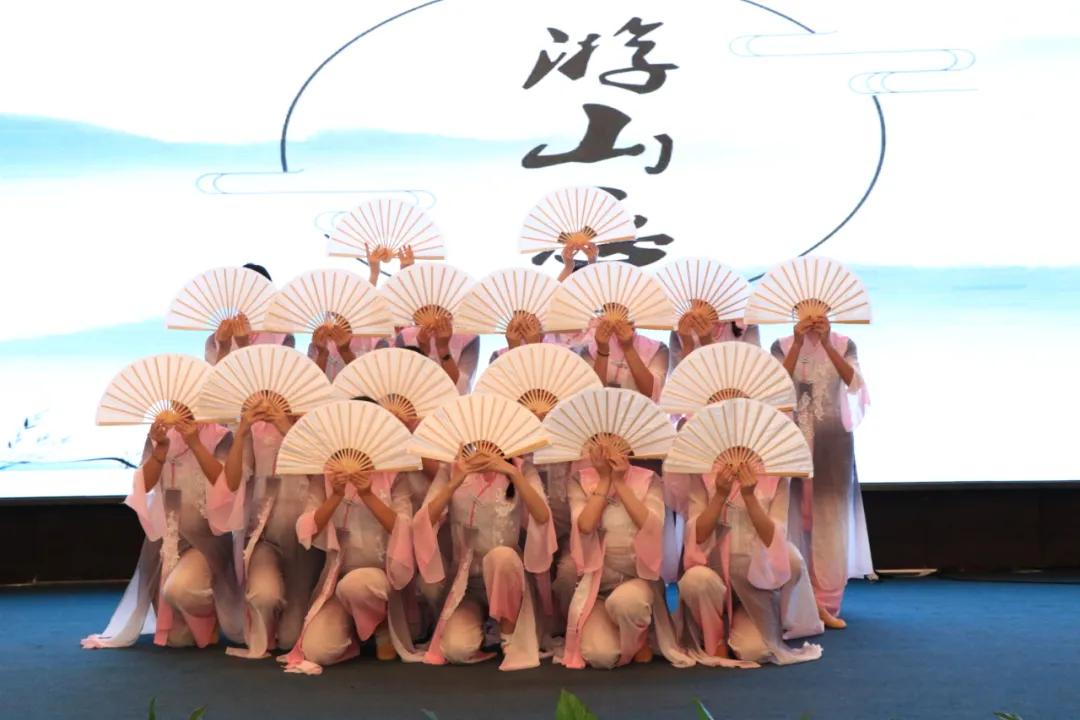 知云时代 | 厦门工学院职业教育学院IT服务专业授机仪式