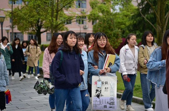 大学里含金量很高的证书，考不下来，会影响到学生就业甚至毕业