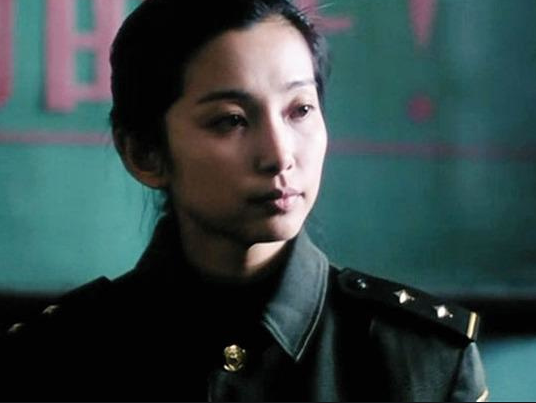2004年，李冰冰刚从电梯走出，就被朱孝天抱住亲吻，两人彻夜未出