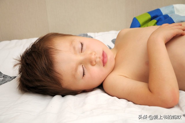 小孩睡觉吸吮手指，有什么好办法能戒掉？