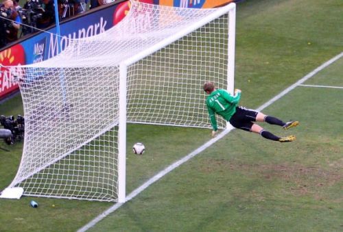 10年世界杯门线捞球(诺伊尔、布冯“捞球”成经典，但作为门将，他们好像也没错？)