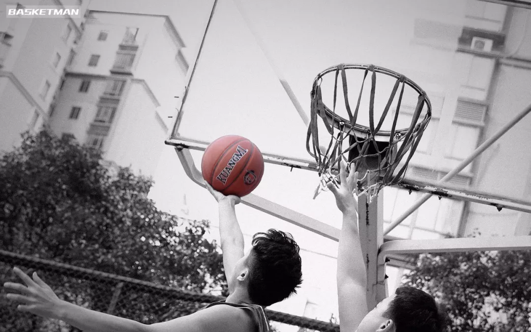 篮球比赛用的是什么材质的篮球（篮球怎么选？这3种不同规则的球，让你的球技胜人一筹）