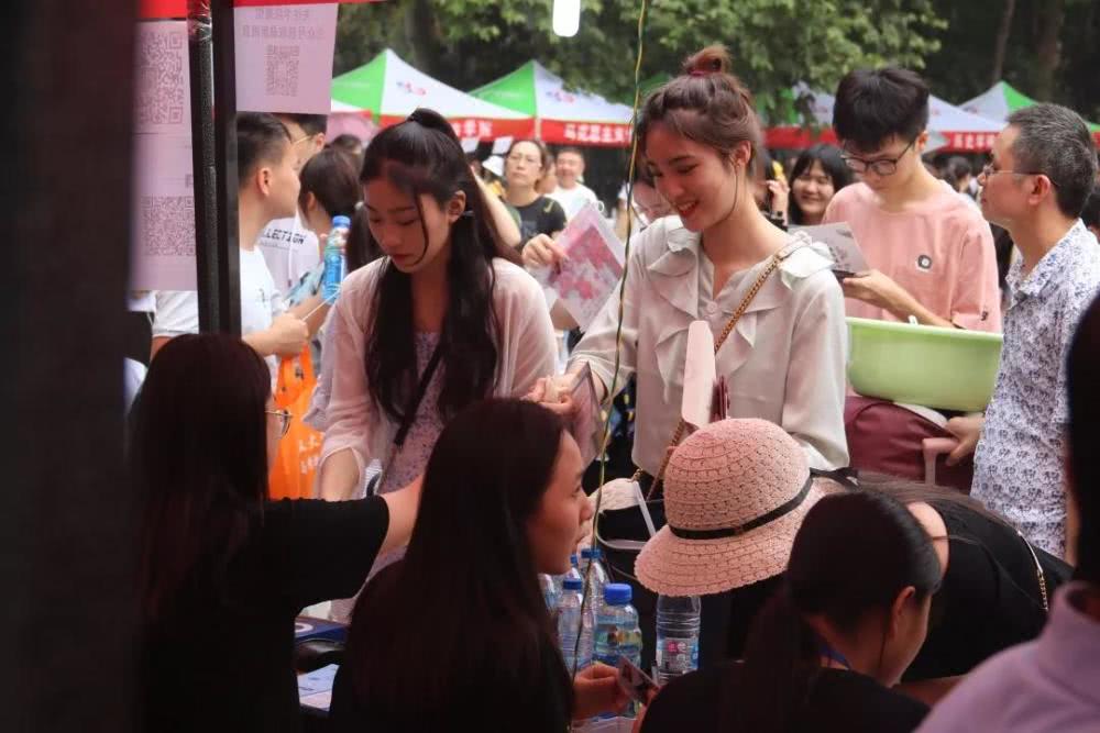 安徽多所高校现“天价学费”，文科生直言很无奈，家长表示压力大