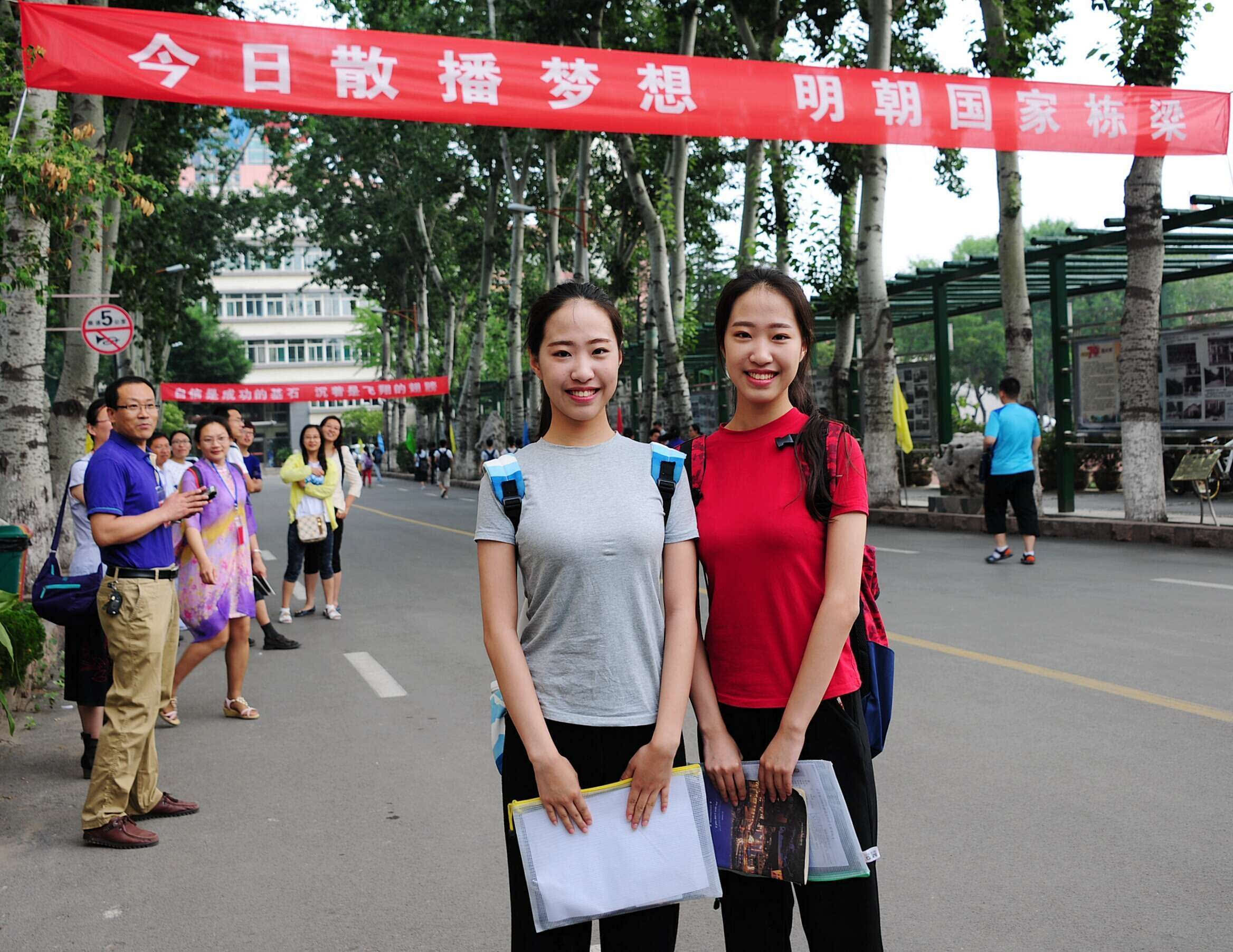 高考考场的“励志标语”惹争议，考生表示有被冒犯到，你怎么看？