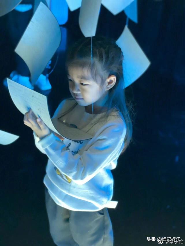 章子怡一家五口看画展，小苹果化淡妆气质出众，弟弟画画背影超萌