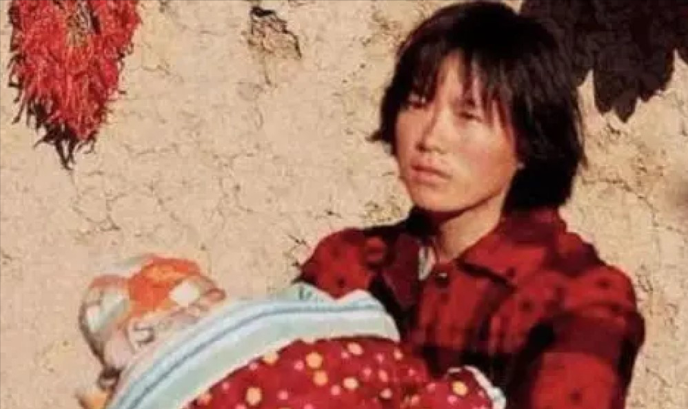 深山老汉为传宗接代，120元买下20岁大学生，两人和牲畜同住17年