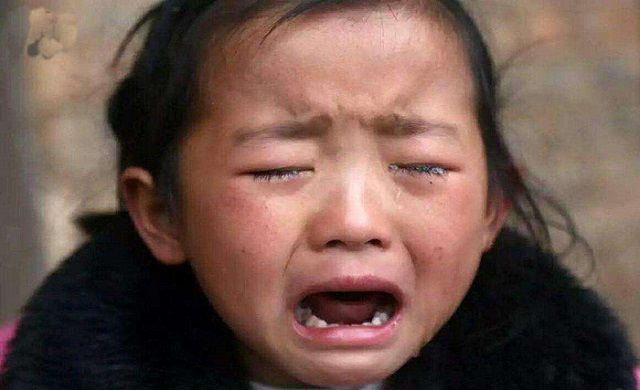 “妈妈别打了，我疼！”大人打骂女孩哭喊，失控的父母请适可而止
