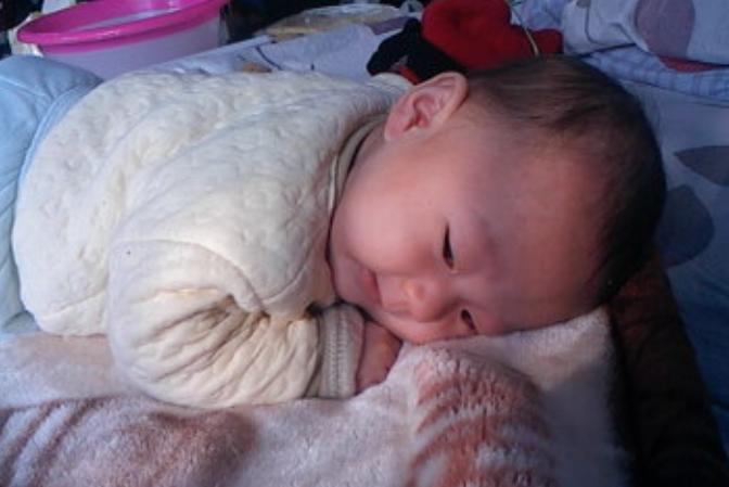 试管宝宝总是“折腾”自己的头,家长看在眼里疼在心里,娃有啥癖好?