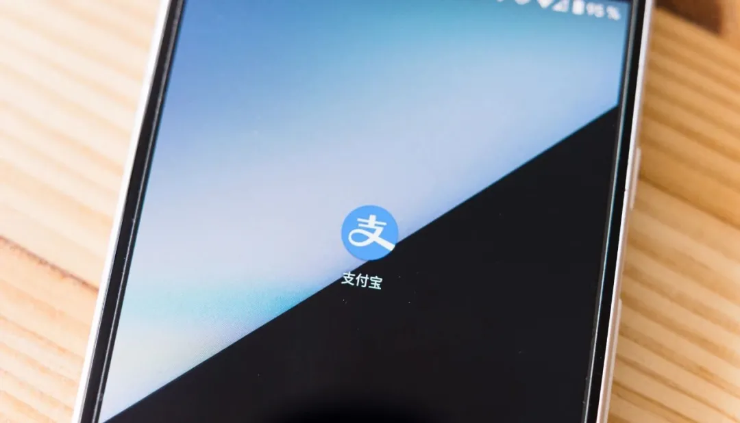 我老公，年薪50万+的程序员，一双袜子穿了10年，T恤穿到破洞