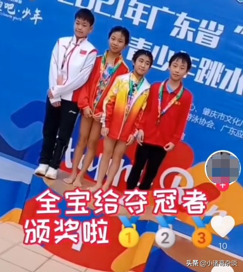 偷瞄金牌！全红婵当颁奖嘉宾，给小师妹发奖牌，新“全红婵”诞生