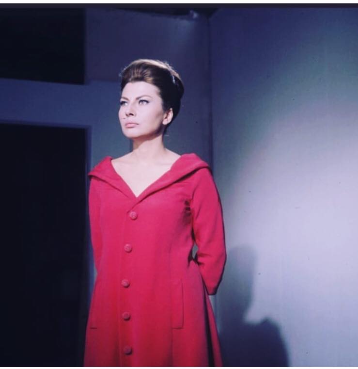 伊朗末代美艳王后！国王宠翻送天价珠宝，却因无法生育被流放