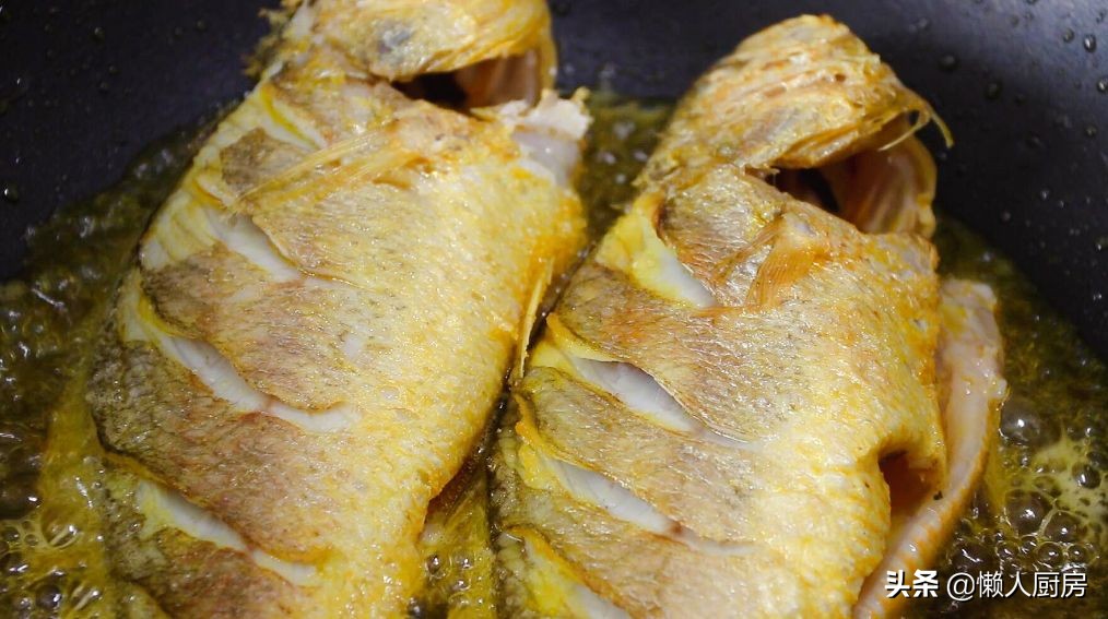 用酸菜烧黄鱼，酸辣开胃，比红烧的好吃，做法简单易学，吃不腻