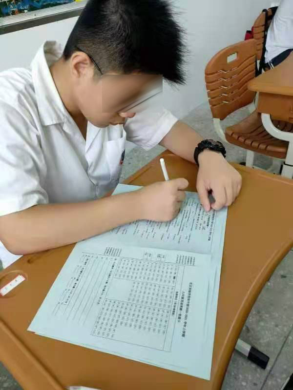 14岁初中生教学楼五楼坠亡，家属：上完语文课后情绪就感觉很崩溃，疑被老师批评，学校称无责任没过错